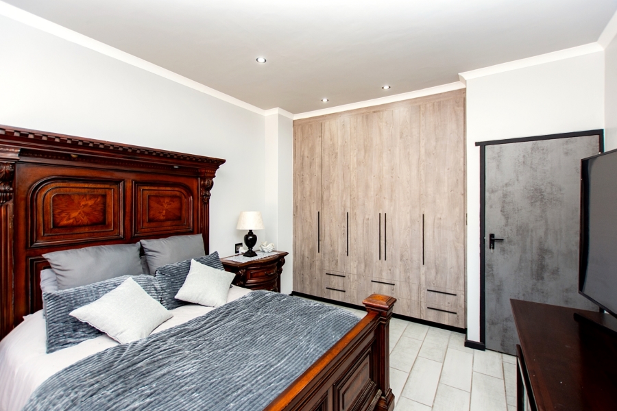 7 Bedroom Property for Sale in Myburgh Park Western Cape